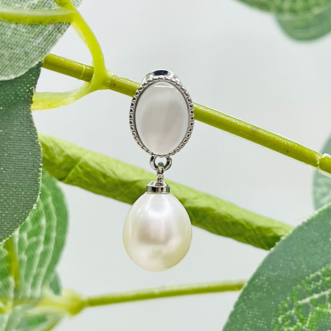 Silber-Ohrstecker mit weissem Perlmutt und Süsswasserperle Xiva