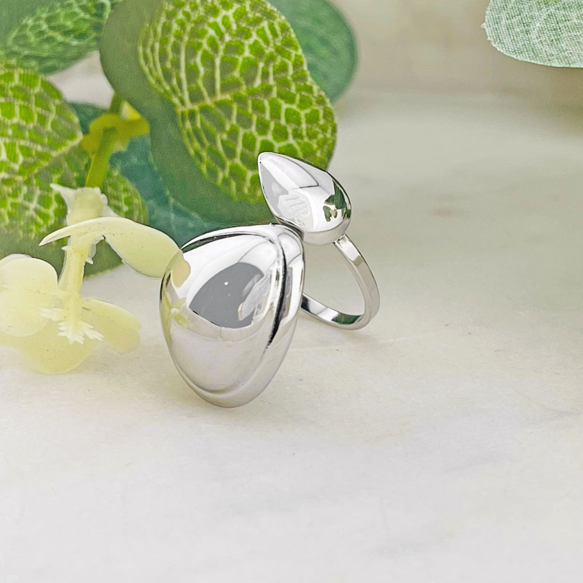 Silberner Spiralring mit Dreieck und Tropfenknopf Yarven