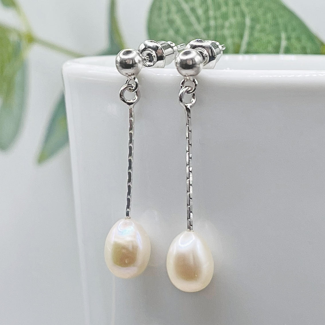 Silberohrstecker mit Perlen-Anhänger an feinem Kettchen Millyar