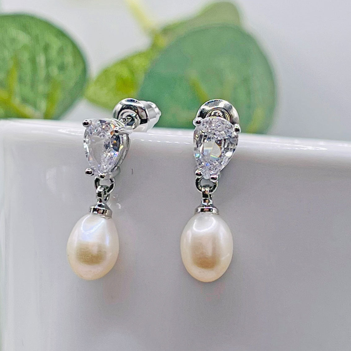 Silberohrstecker mit Tropfendiamant und Süsswasserperlen-Anhänger Farydell
