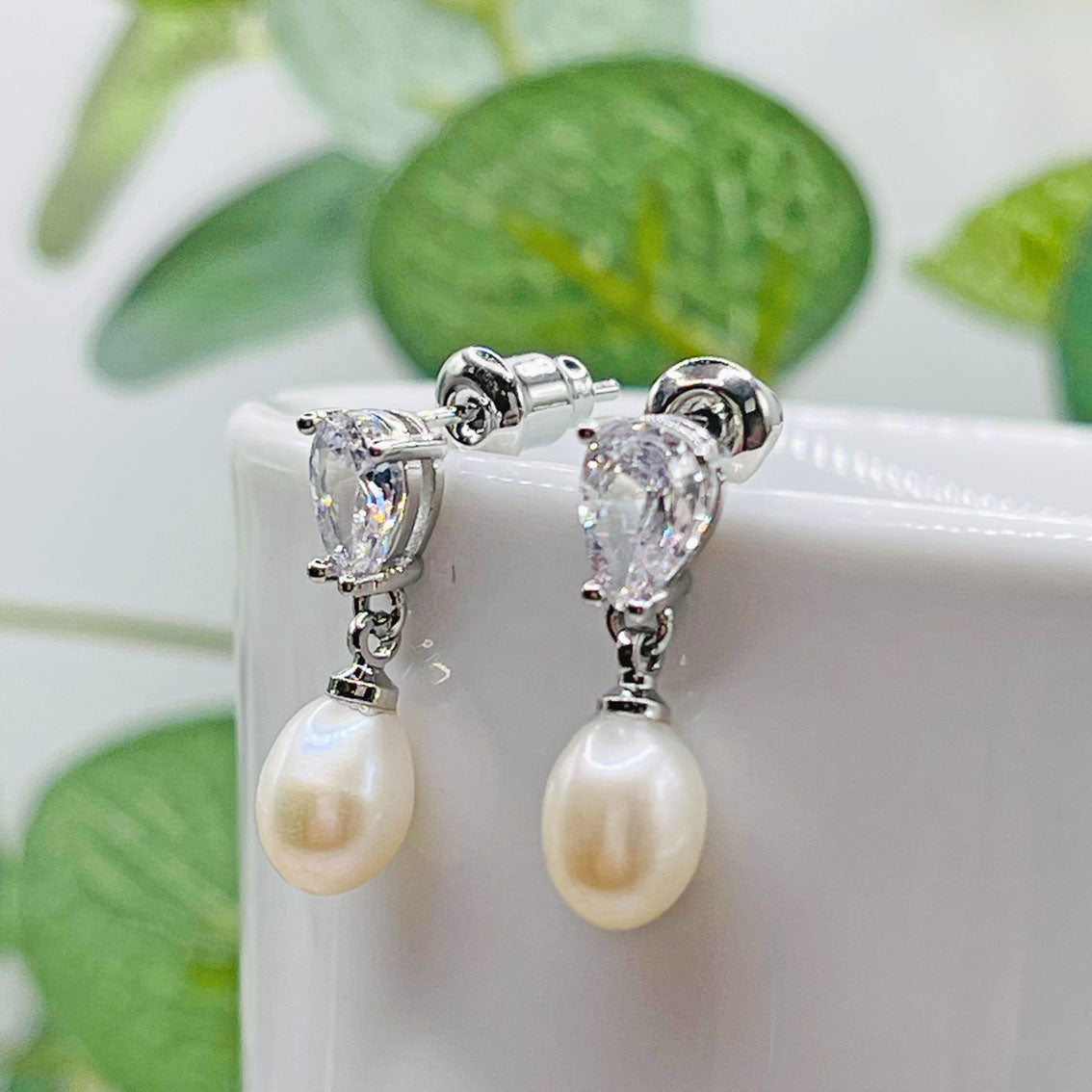 Silberohrstecker mit Tropfendiamant und Süsswasserperlen-Anhänger Farydell