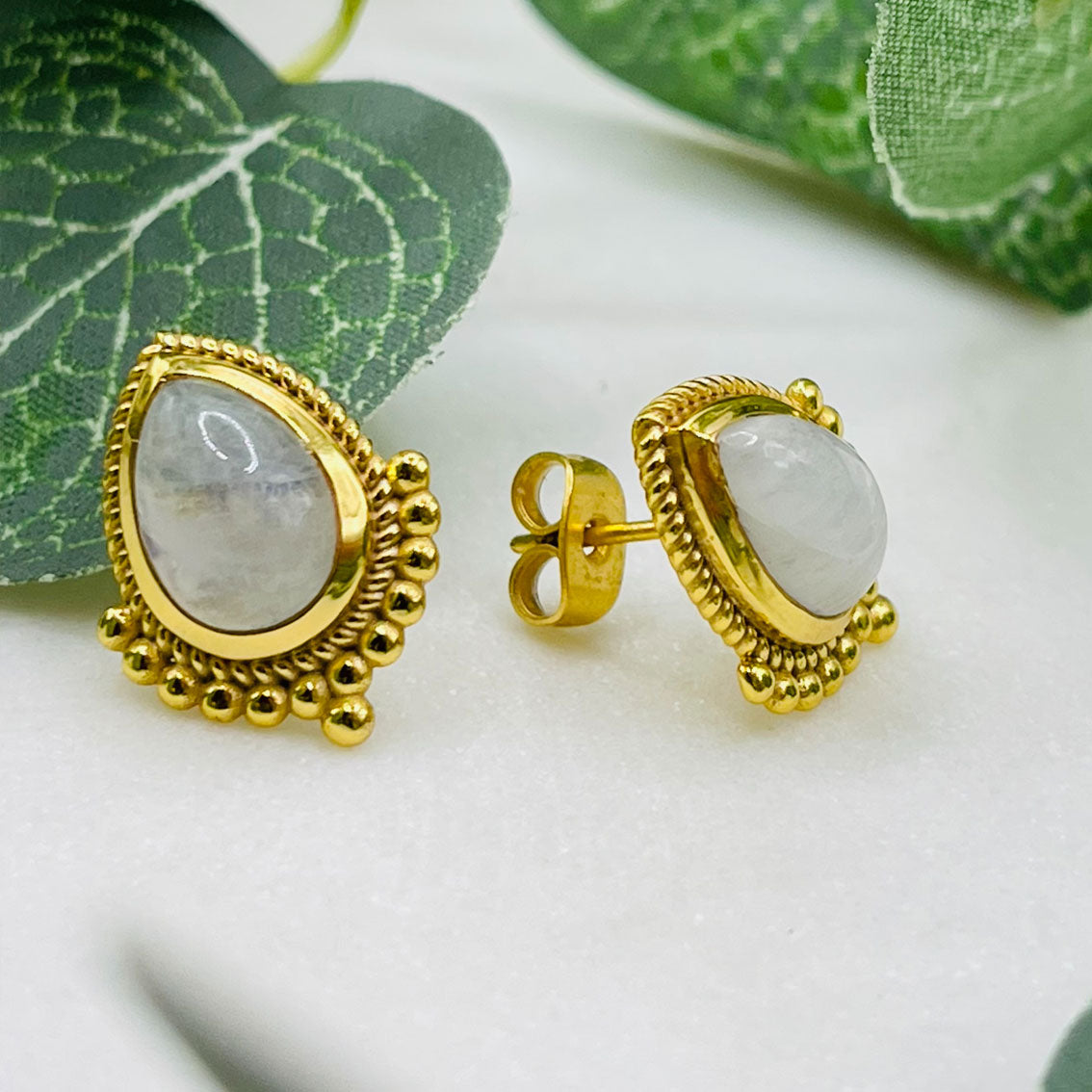 Stilvolle Gold-Ohrstecker mit weissem Quarz Pink Sand Nanté