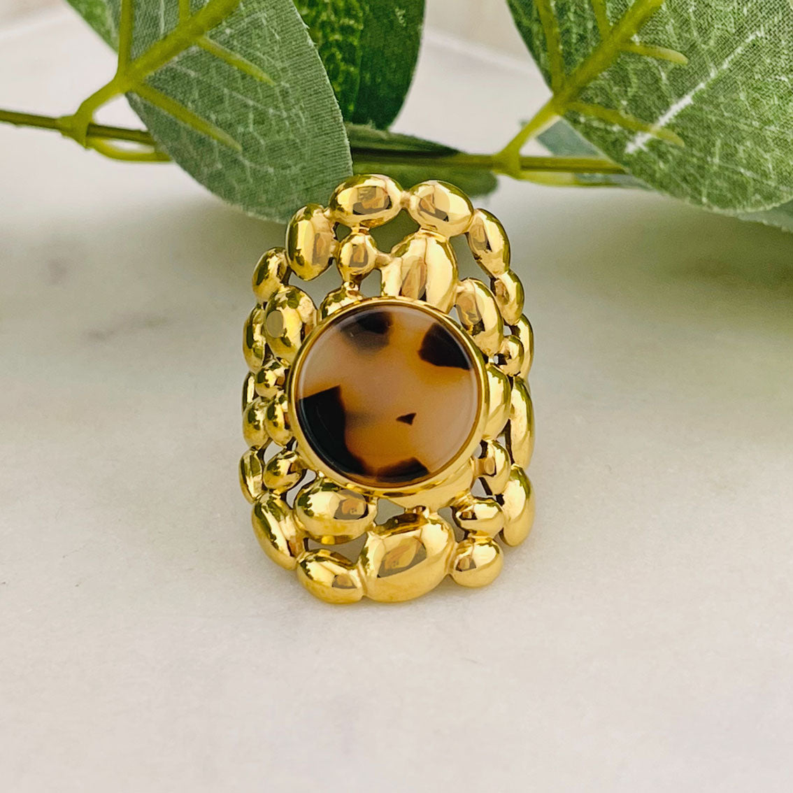 Strukturierter Goldring mit Leoparden-Cabochon Voltage