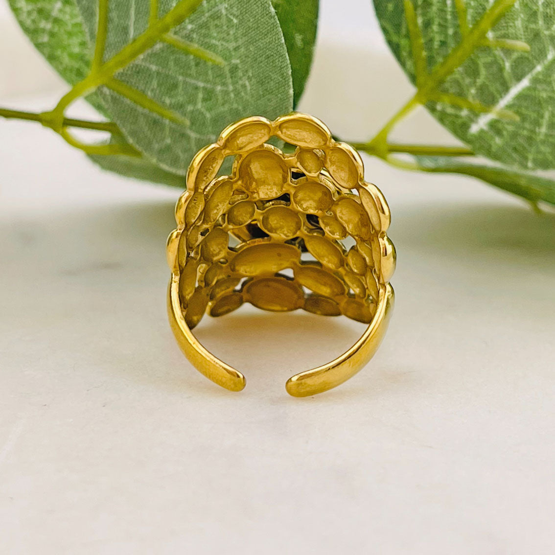 Strukturierter Goldring mit Leoparden-Cabochon Voltage