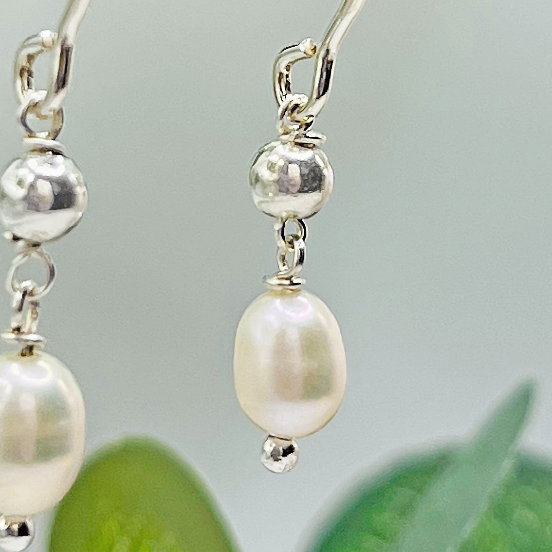 Stylische Silberohrhänger mit Süsswasserperlen-Anhänger Fierolla