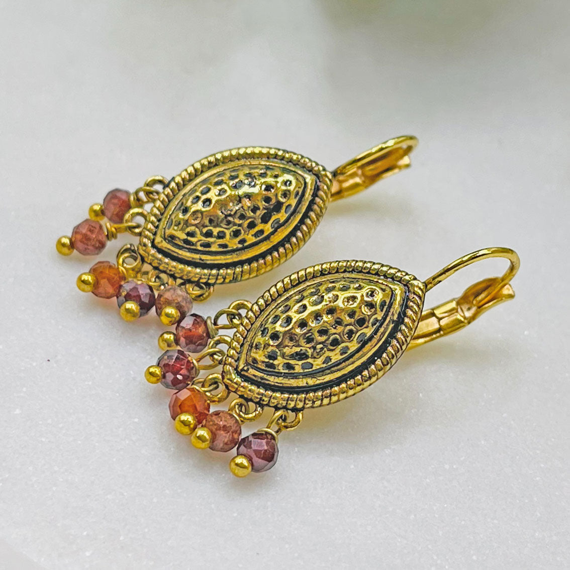 Verspielte Boho-Ohrringe Gold mit braunem Achat Pink Sand Majirah