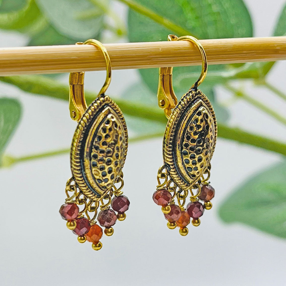 Verspielte Boho-Ohrringe Gold mit braunem Achat Pink Sand Majirah