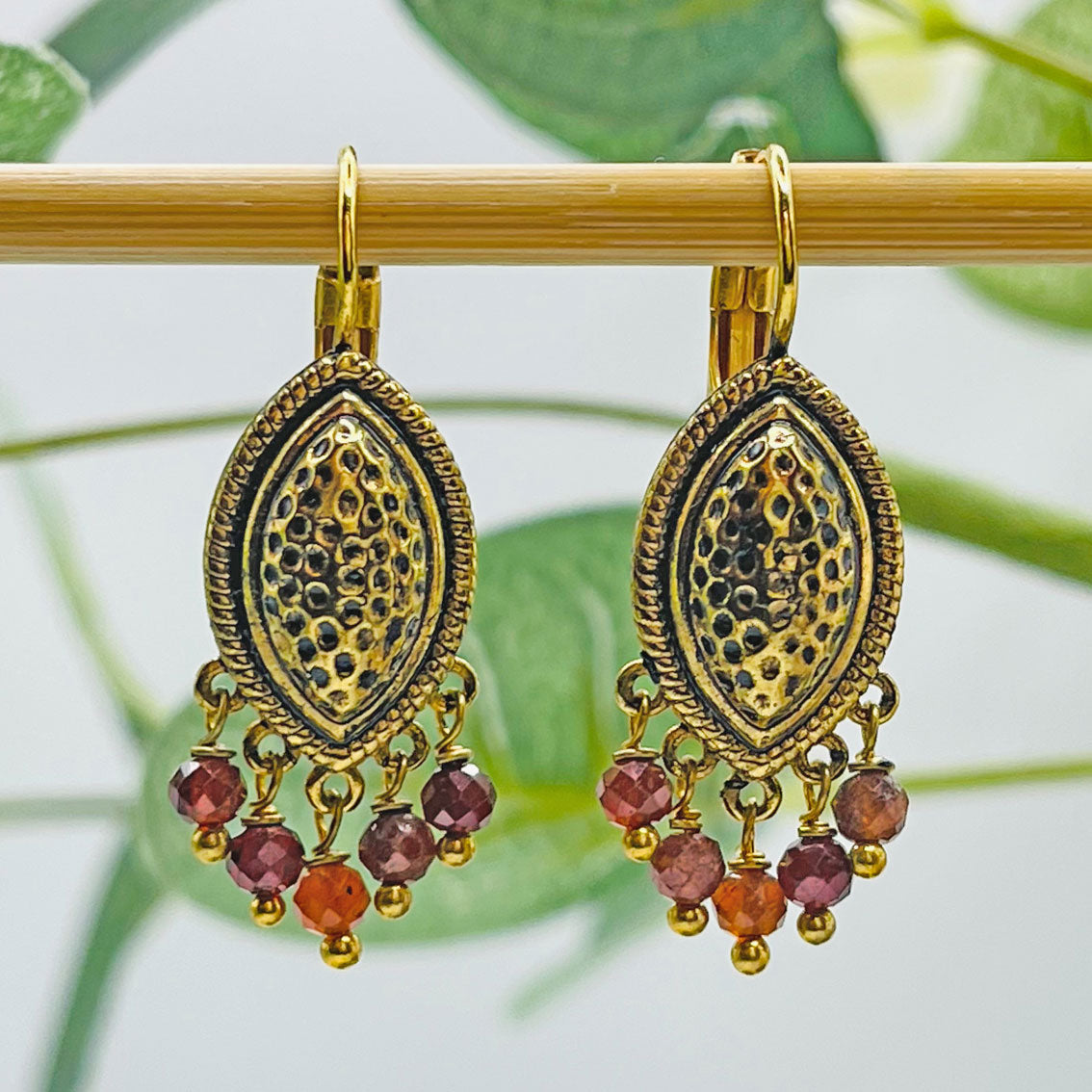 Verspielte Boho-Ohrringe Gold mit braunem Achat Pink Sand Majirah