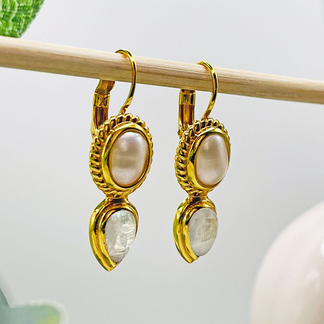 Vintage-Style Gold Ohrringe mit Perlmutt-Anhänger Pink Sand Rivo