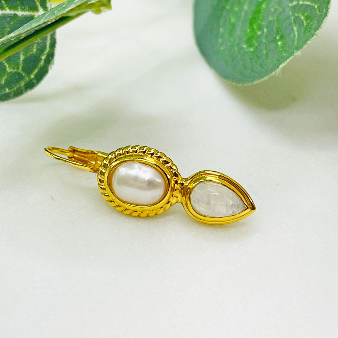 Vintage-Style Gold Ohrringe mit Perlmutt-Anhänger Pink Sand Rivo