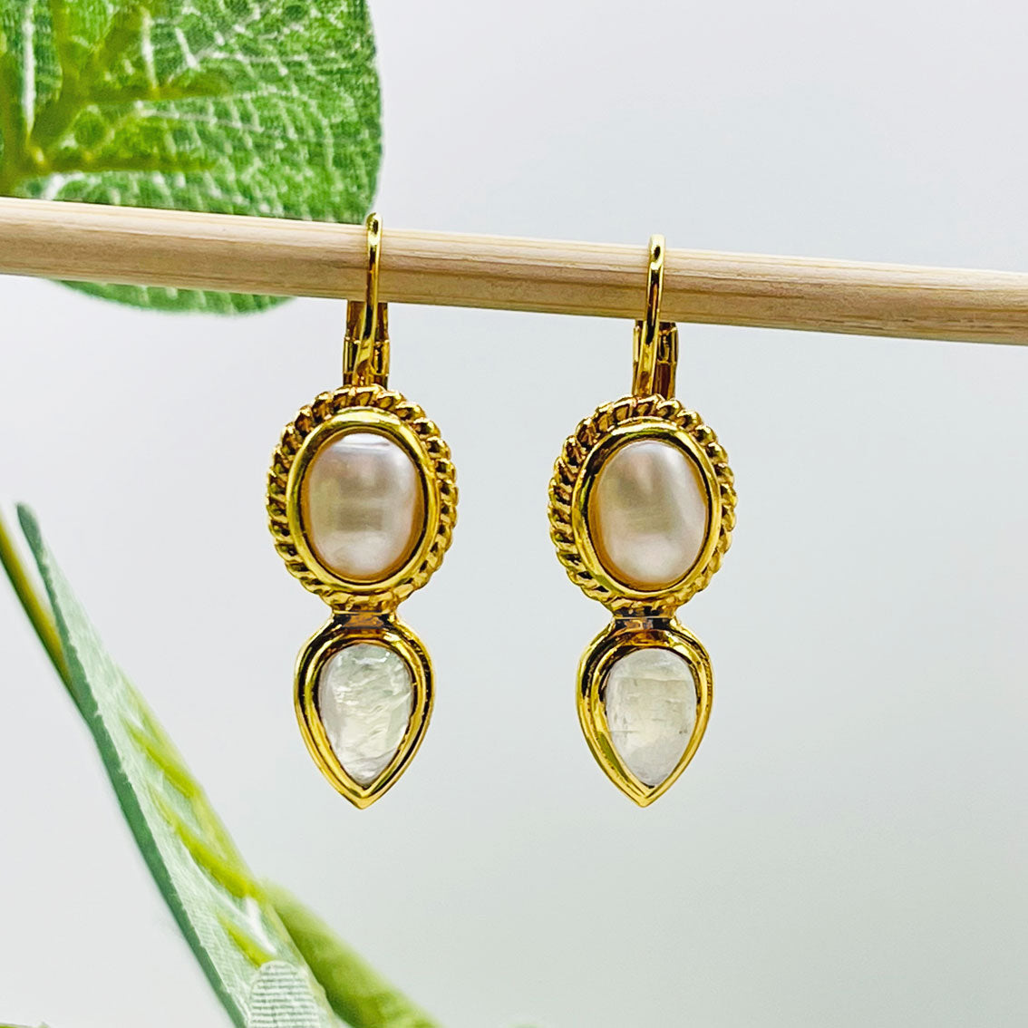 Vintage-Style Gold Ohrringe mit Perlmutt-Anhänger Pink Sand Rivo