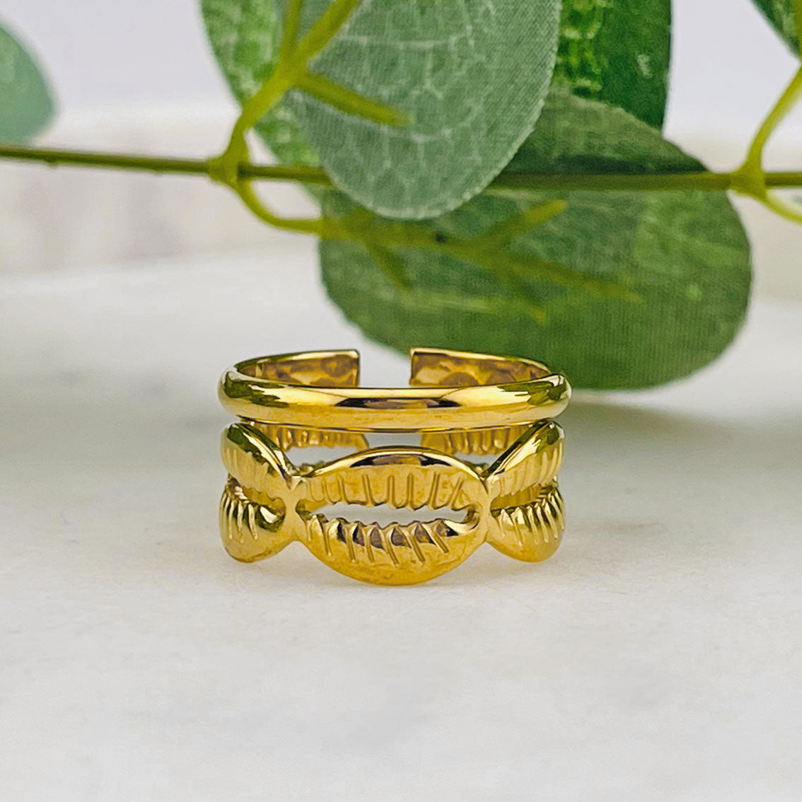 Breiter Goldring mit Muschel-Dekor Lawdale