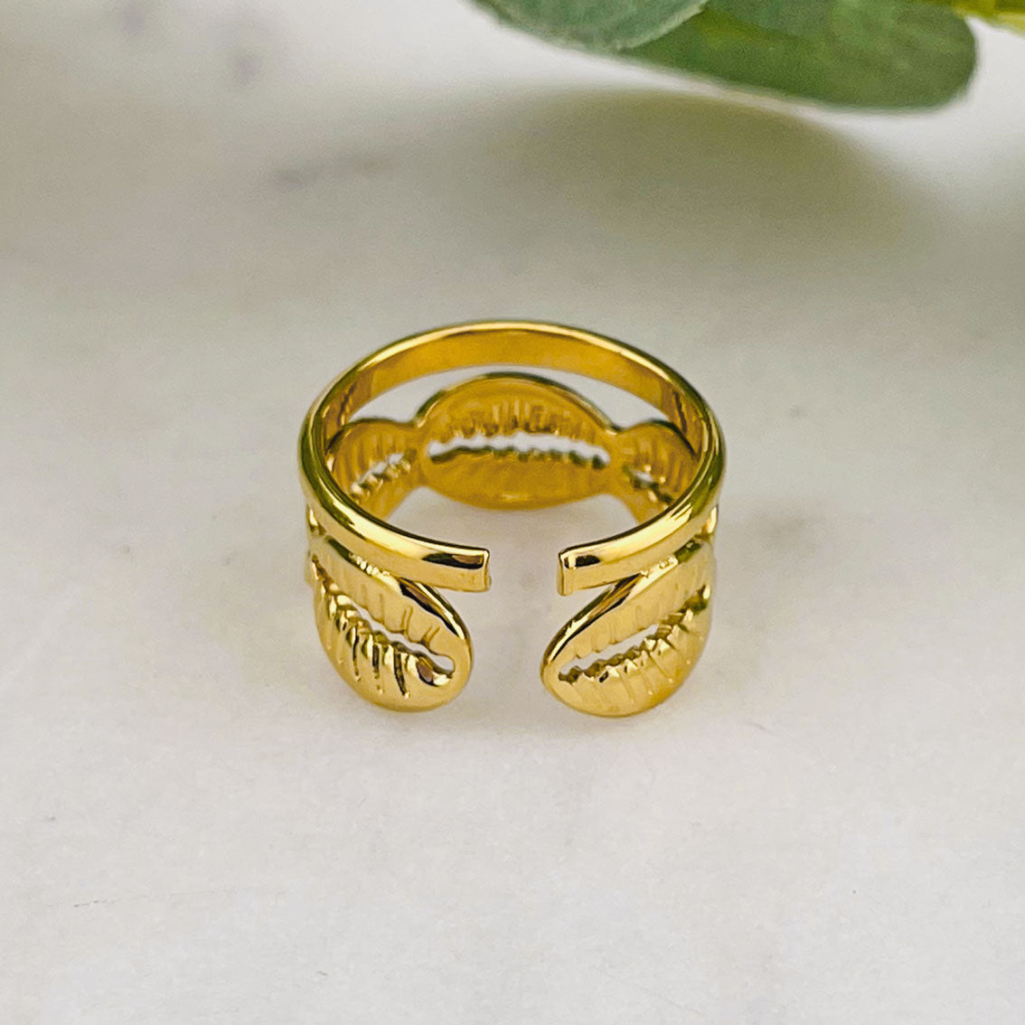 Breiter Goldring mit Muschel-Dekor Lawdale