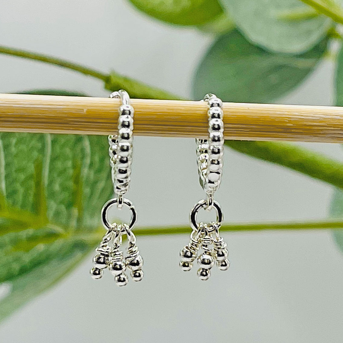 Kleine Silbercreolen mit verspielten Charm-Anhängern Boho-Style Milda