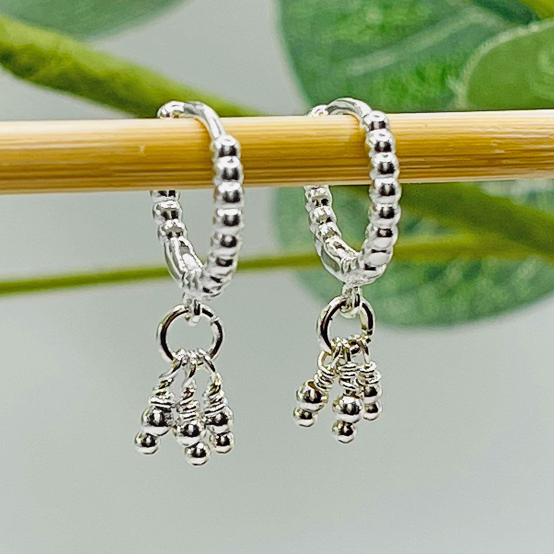 Kleine Silbercreolen mit verspielten Charm-Anhängern Boho-Style Milda