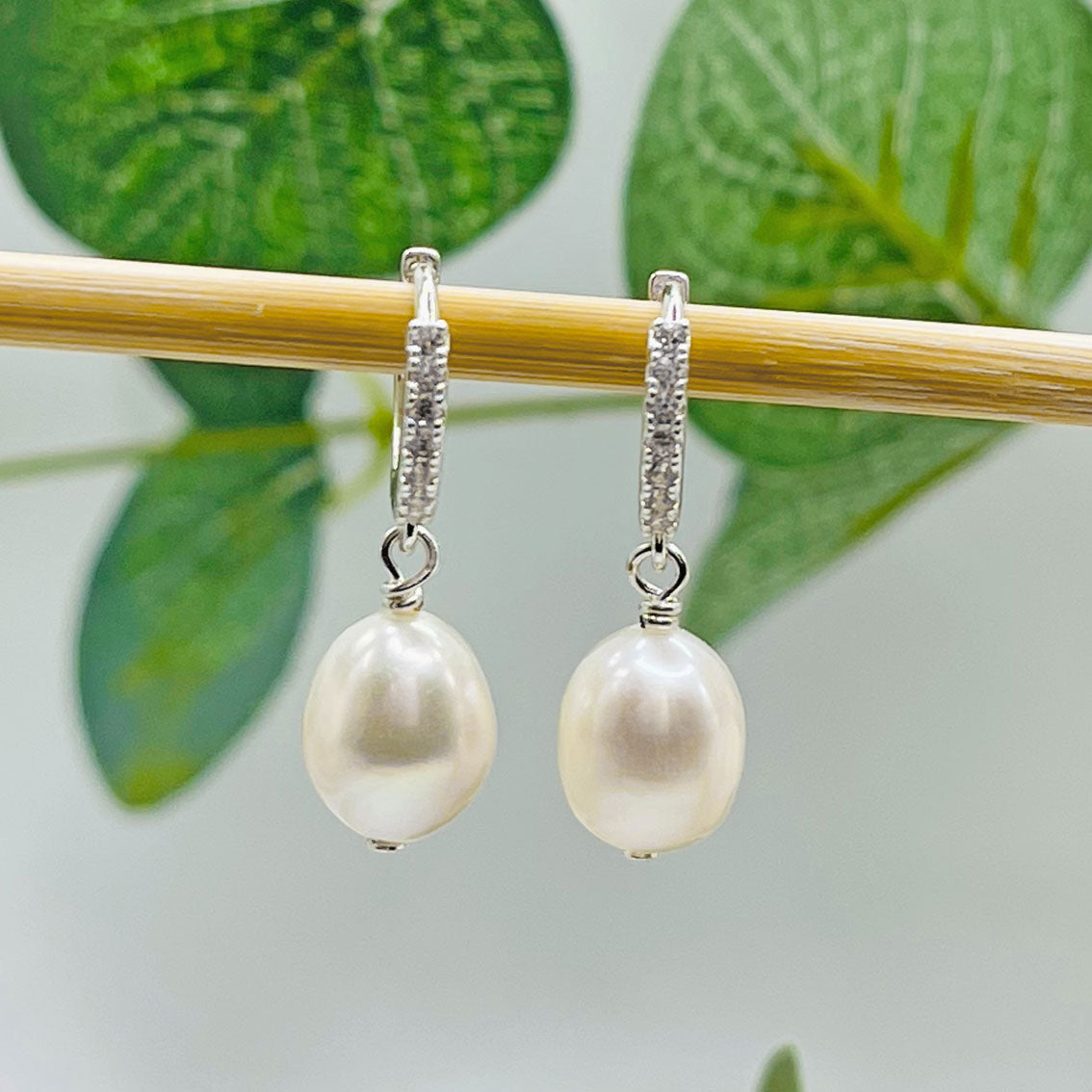 Verträumte kleine Silbercreolen mit Süsswasserperlen-Anhänger Jorilev