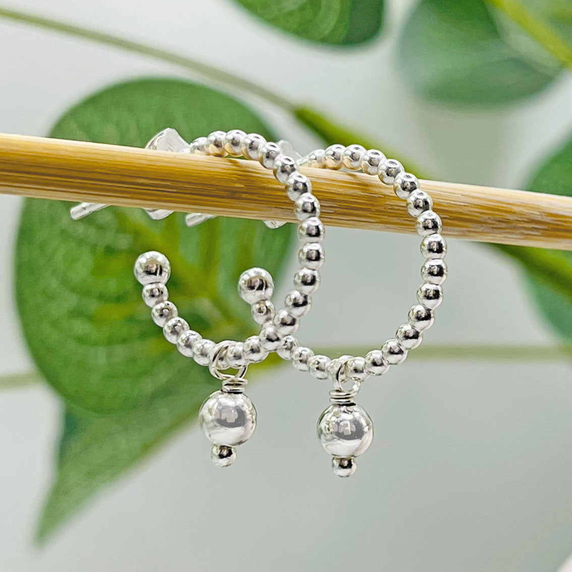 Kleine Silbercreolen mit Kugel-Anhängern Boho-Style Melvil