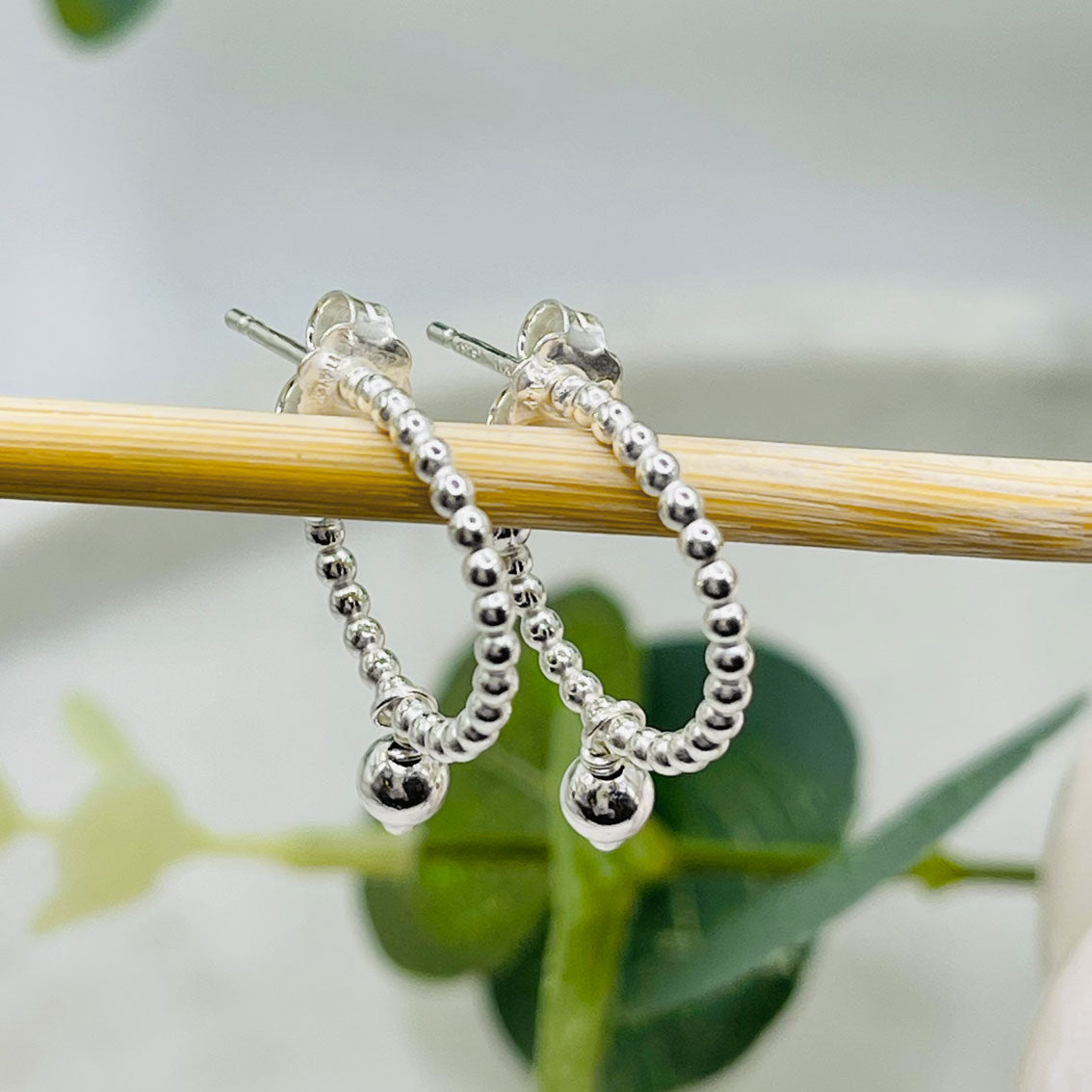 Kleine Silbercreolen mit Kugel-Anhängern Boho-Style Melvil