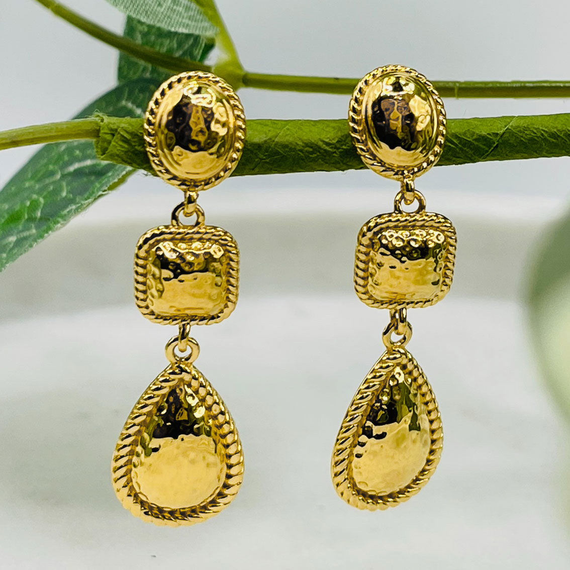 Lange Goldohrringe Boho Style mit Tropfen Anhänger Pink Sand