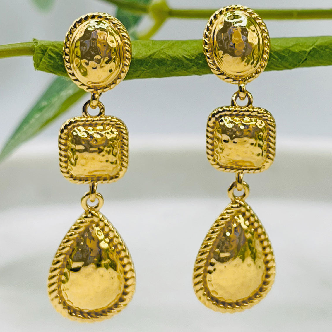 Lange Goldohrringe Boho Style mit Tropfen Anhänger Pink Sand