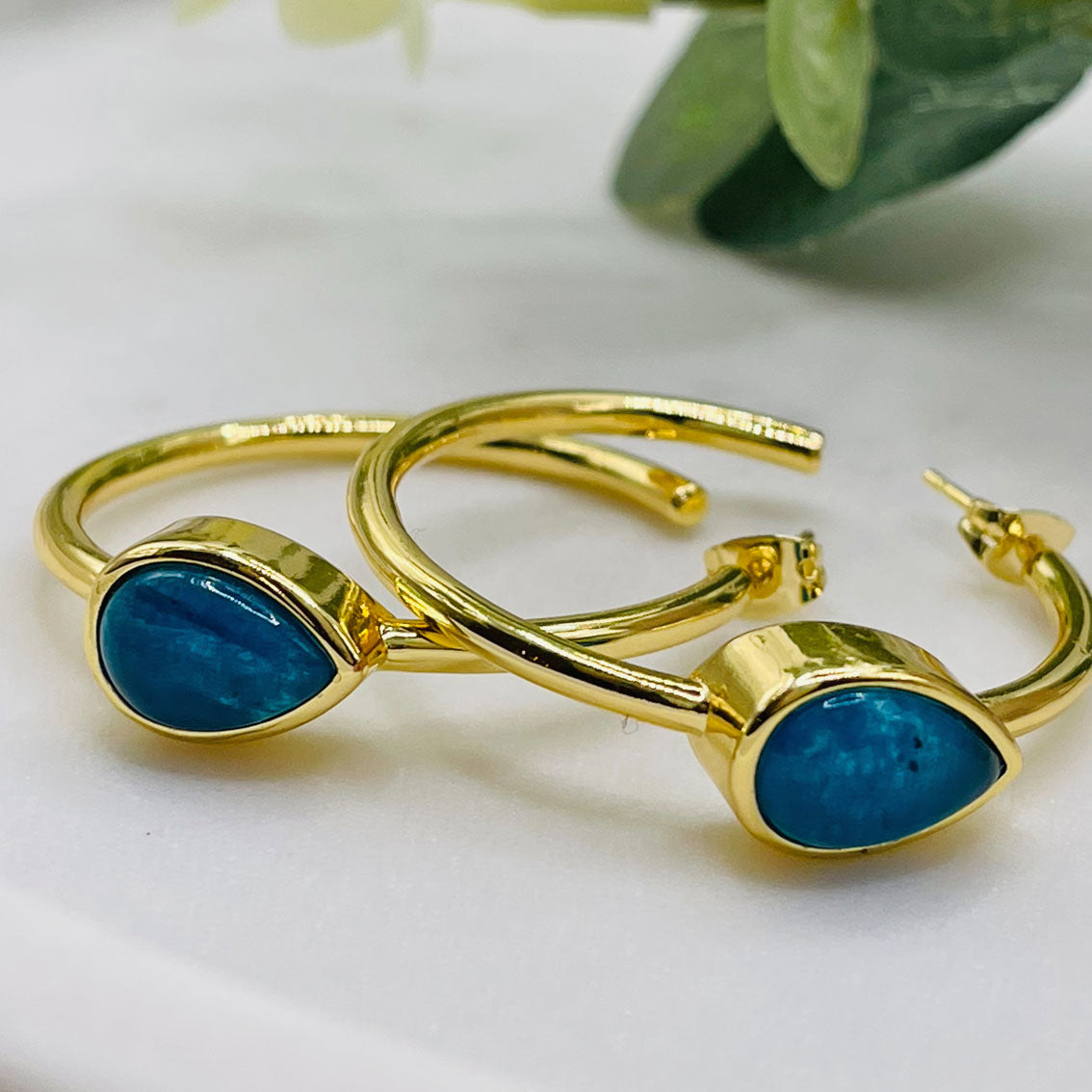 Offene Goldcreolen mit blauem Apatit-Jade Stein Dangila - Schmuck Boutique Annie