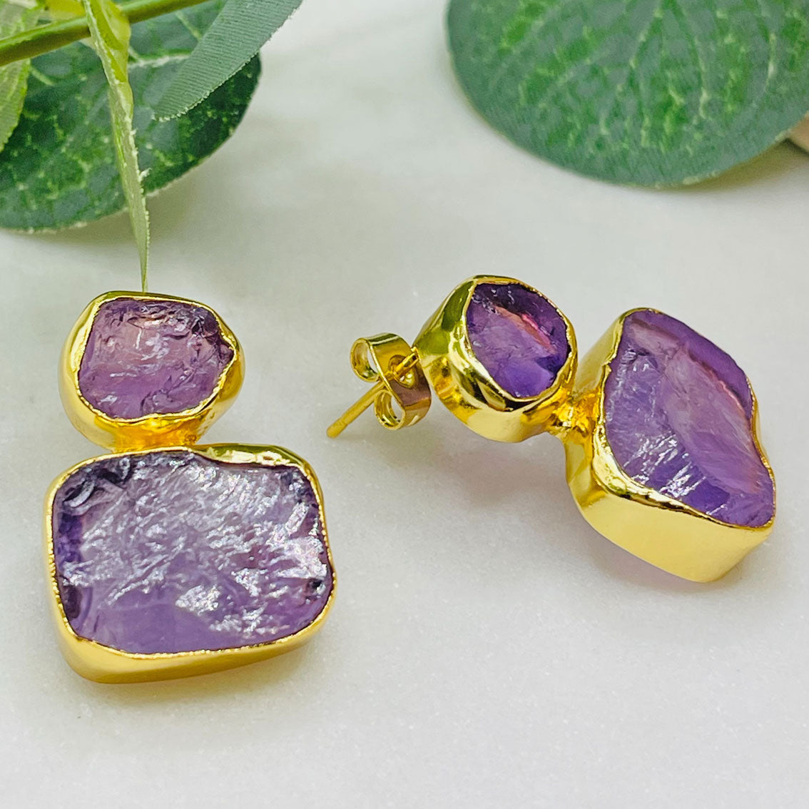 Trendige Goldstecker organisch mit violettem Amethyst Amista