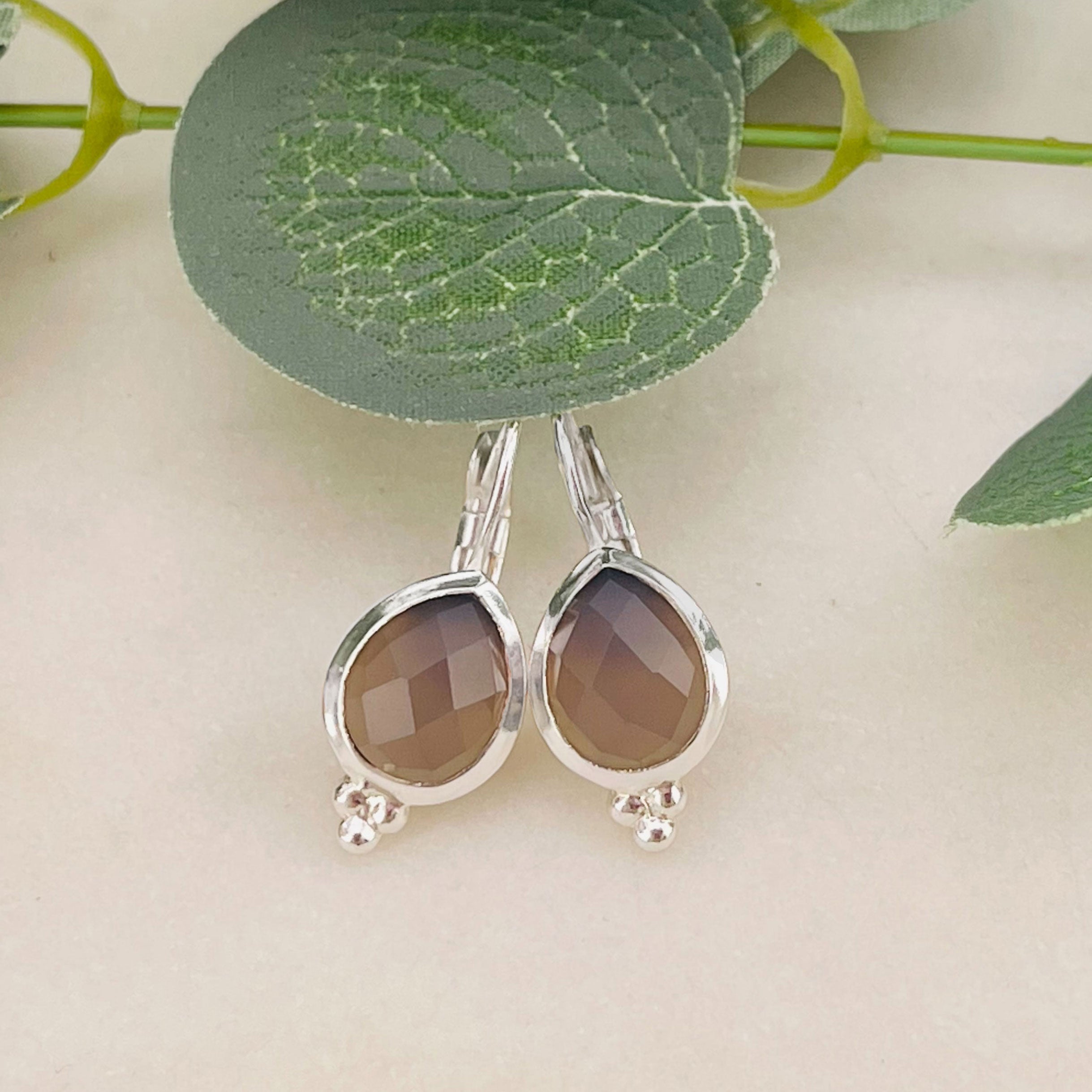 Stilvolle Pink Sand Ohrhänger Silber mit grauem Achat Alara